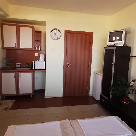 Iztok Πανσιόν 4*